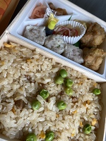 休日の炒飯弁当。